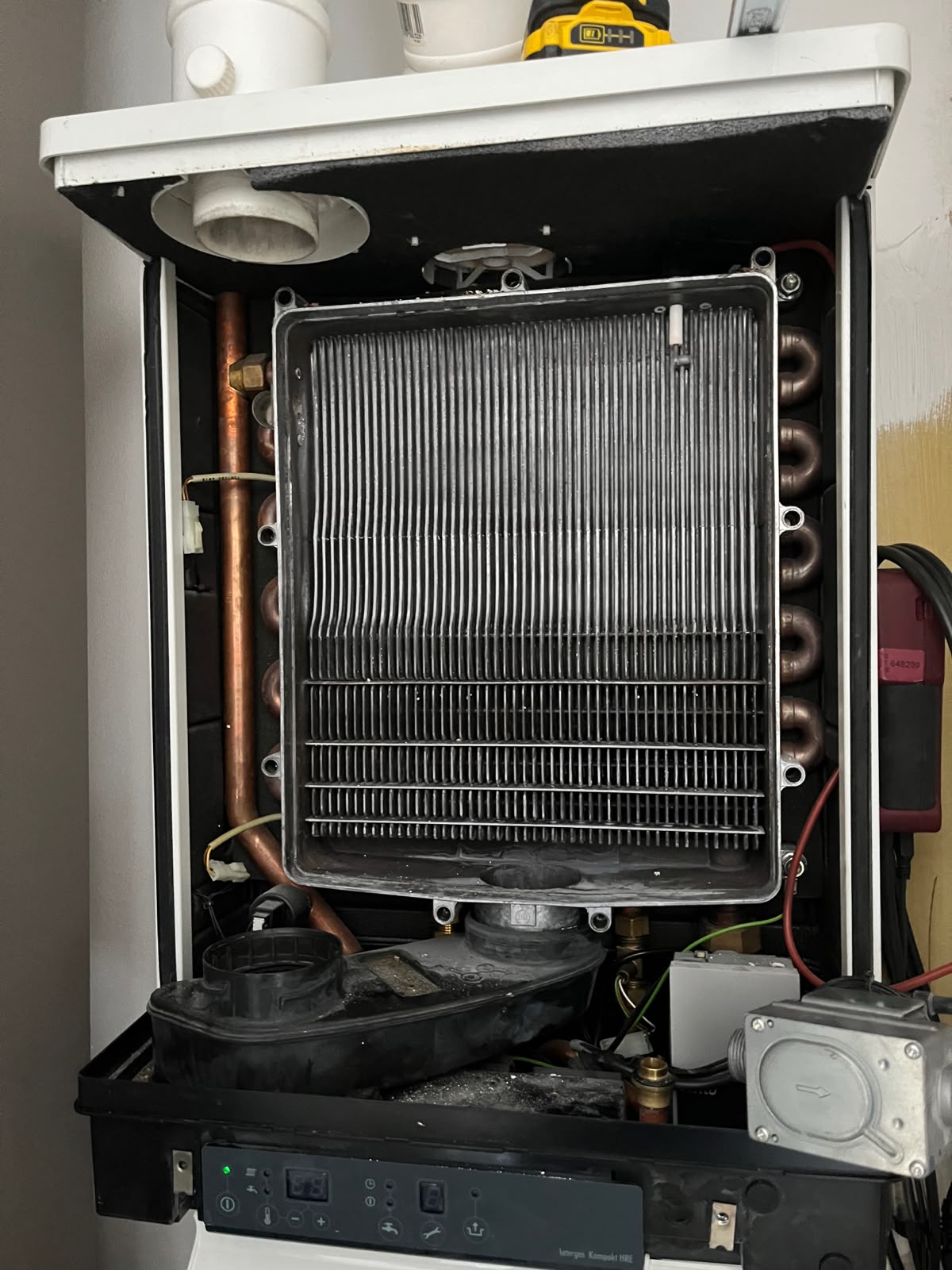 Warmtewisselaar van een Intergas ketel tijdens onderhoud