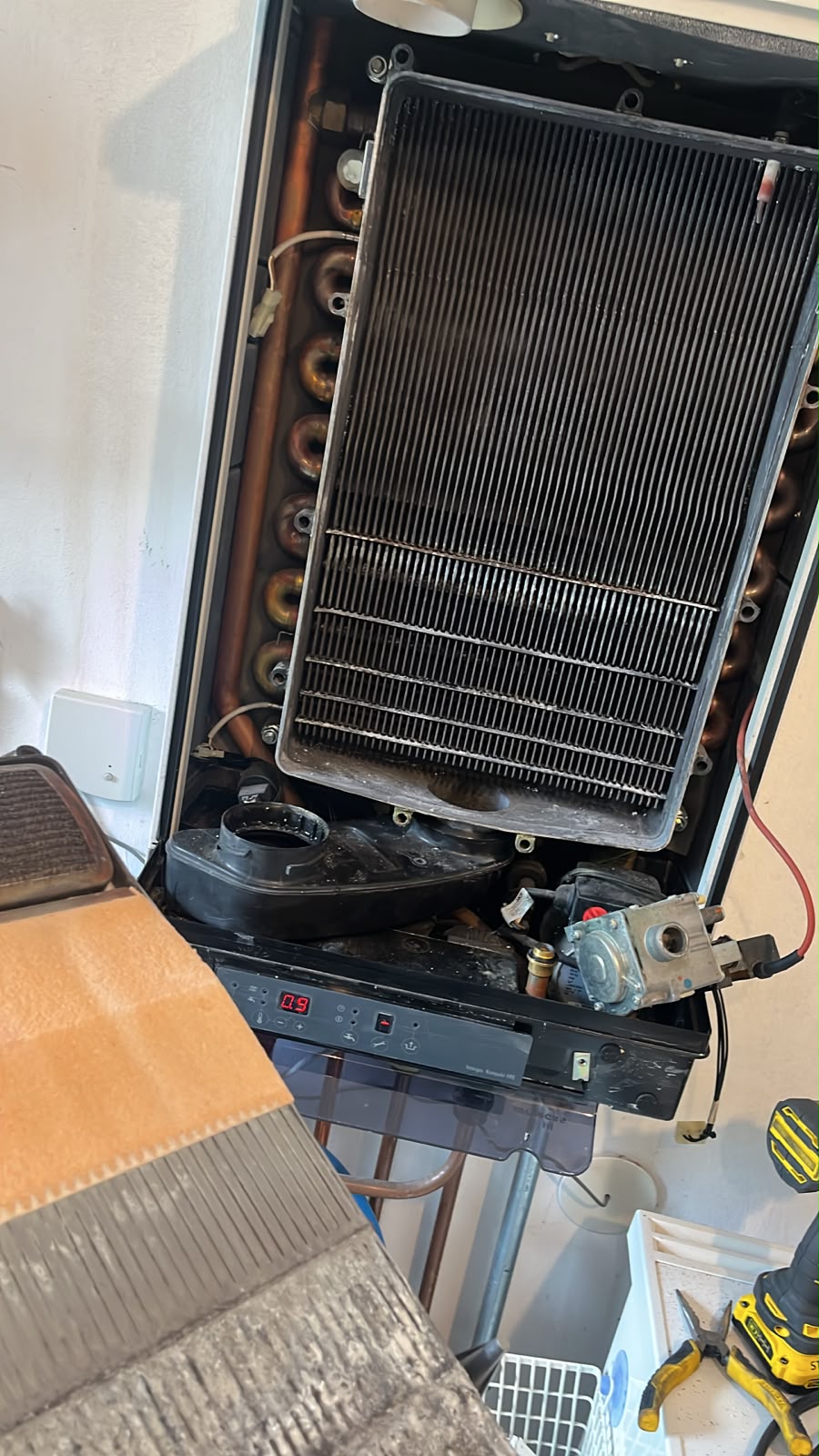 Warmtewisselaar tijdens schoonmaak bij CV-ketel onderhoud